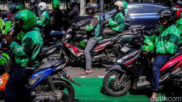 Ojek OFLEN: Solusi Pengantaran Cepat di Tengah Keramaian Adipala
